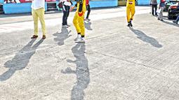 Pebalap Campos Racing Team bersiap memacu Lamborghini pada ajang Taxi Ride di Sirkuit Sentul, Jakarta, Selasa (2/8/2016). (Bola.com/Nicklas Hanoatubun)