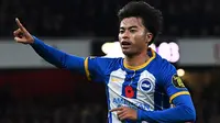 Jika ada pertanyaan siapa pemain Asia paling cemerlang sinarnya di kompetisi Eropa saat ini? Tak diragukan lagi, jawabnya adalah Kaoru Mitoma, pemain asal Jepang yang tampil impresif bersama Brighton and Hove Albion di Liga Inggris musim 2022/2023. Seperti apa sih sosoknya? Yuk kita kenalan lebih dekat dengan pemain berusia 25 tahun yang kini masuk radar pembelian MU musim depan. (AFP/Glyn Kirk)