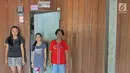 Potret warga di Rumah Radakng atau Rumah Panjang di Desa Saham, Kecamatan Sengah Temila, Kabupaten Landak, Kalimantan Barat, Rabu (8/8/2019). Rumah Radakng atau Rumah Panjang adalah Rumah adat Suku Dayak di Kalimantan Barat salah satu yang tertua. (Liputan6.com/Herman Zakharia)