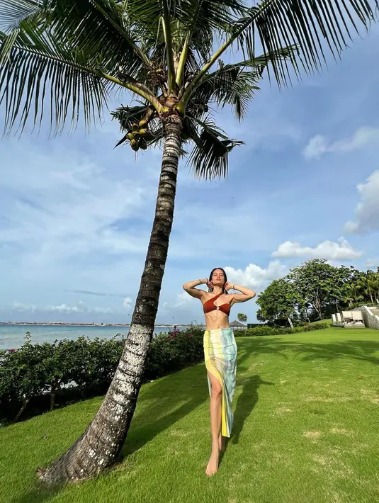 Tak hanya itu, beberapa waktu lalu, Cinta Laura juga sempat menjalani liburan di Bali. Ia memamerkan momen-momennya menikmati waktu dengan berenang, mengenakan bikini two pieces berwarna merah, dengan sebuah kain yang dililitkan sebagai rok. [Foto: Instagram/claurakiehl]