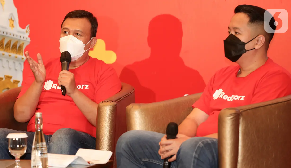 Head of Marketing RedDoorz Indonesia Irfan Badruzaman (kiri) dalam sesi talkshow peluncuran kembali kampanye #BisaAja di Jakarta (21/10/2021). RedDoor memberikan jaminan kebersihan dan keamanan akomodasi dengan menjalankan program sertifikasi HygienePass ang bekerja sama dengan IAKMI. (Liputan6.com)