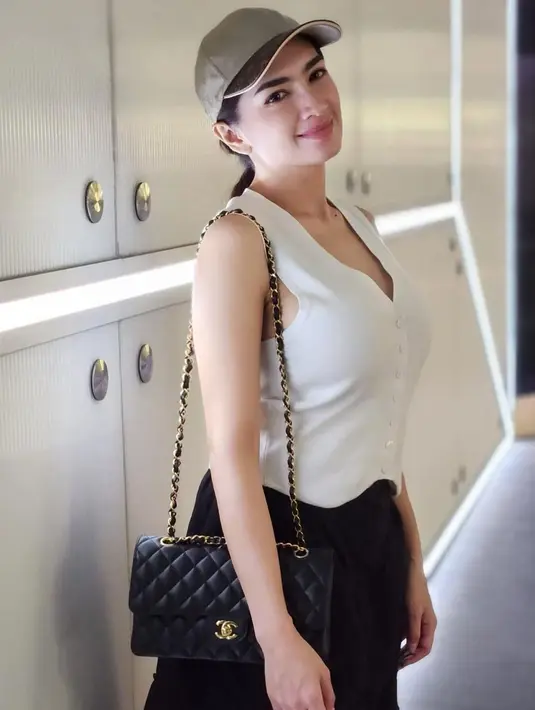 Selama di Singapura, pemeran film Reva Guna-guna itu tampil stylish. Pilihan outfitnya pun disorot karena membuatnya jadi terlihat seperti ABG.