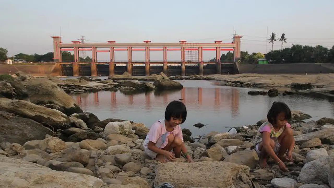 Sungai Cisadane Dangkal Akibat Kemarau