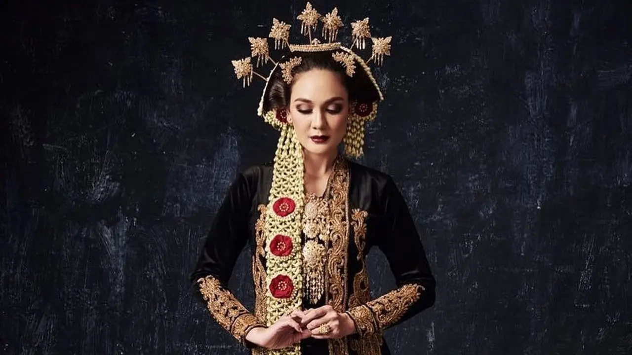 Potret Luna Maya Pakai Baju Pengantin Adat Jawa