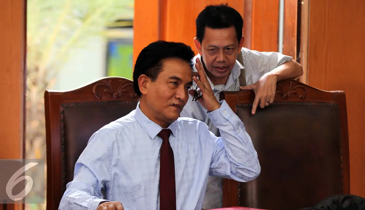 Yusril Ihza Mahendra mewakili sidang pra peradilan Dahlan Iskan, Jakarta, Selasa (28/7/2015). Sidang ini mengagendakan pembacaan replik dari pihak pemohon yakni Dahlan Iskan atas eksepsi termohon Kejati DKI Jakarta. (Liputan6.com/Helmi Afandi)