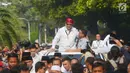 Ketua umum Partai Gerindra Prabowo Subianto mengenakan bandana merah menyapa para pendukungnya usai mendaftarkan bakal calon pasangan Presiden dan wakil presiden di Komisi Pemilihan Umum (KPU), Jakarta, Jumat (10/8).(Merdeka.com/Imam Buhori)