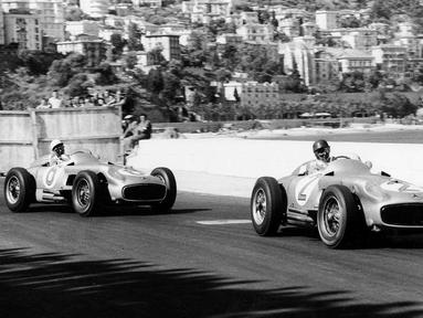 1950-1959: Formula 1 pertama kali diselenggarakan pada 1950 di sirkuit Silverstone, Inggris dengan menggunakan rute jalan raya. Awalnya, balapan ini dinamai British Grand Prix. Tiga tim yang mendominasi adalah tim-tim asal Inggris seperti BRM, Connaught, dan Nigel Norman Racing. Pembalap legendaris dari era ini antara lain Nino Farina, Juan Manuel Fangio, Peter Collins, dan Luigi Fagioli. Mobilnya menggunakan konfigurasi roda terbuka, mesin depan, serta pengemudi di belakang mesinnya. (Foto: Mercedes W196/Source: goodwood.com)