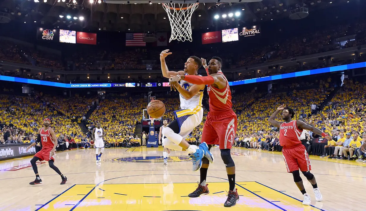 Aksi Stephen Curry #30 saat timnya melawan Houston Rockets pada Quarterfinals 2016 NBA Playoffs di ORACLE Arena, Oakland, California, (16/4/2016). (Thearon W. Henderson/Getty Images/AFP)