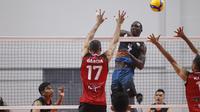 Middle blocker Jakarta BNI 46 Osmany Camejo Durruthy melepaskan smes saat melawan Bogor LavAni pada seri ketujuh putaran kedua PLN Mobile Proliga 2022 di Padepokan Voli Jenderal Polisi Kunarto, Sentul, Bogor, Minggu (27/2). (foto: PBVSI)