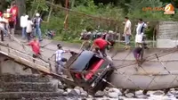 [VIDEO] Jembatan Putus di Sumbar, Mobil Tersangkut