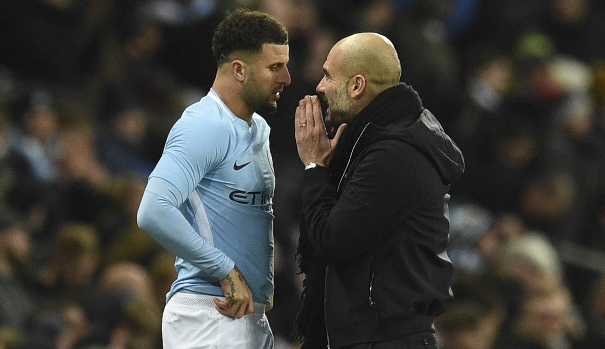Pelatih Manchester City, Pep Guardiola, memberikan instruksi kepada Kyle Walker saat melawan Burnley, pada laga Piala FA di Stadion Etihad, Manchester, Sabtu (6/1/2018). City menang 4-1 atas Burnley. (AFP/Oli Scarff)