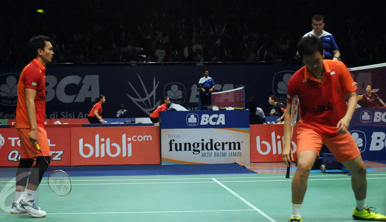 M Ahsan/Hendra Setiawan (Indonesia) tertunduk usai dikalahkan pemain Denmark Mads Conrad Petersen/Mads Pieler Kolding di babak 16 besar BCA Indonesia Open 2016, Jakarta, Kamis (2/6). Hendra/Ahsan kalah 21-19, 13-21, 18-21 (Liputan6.com/Helmi Fithriansyah)