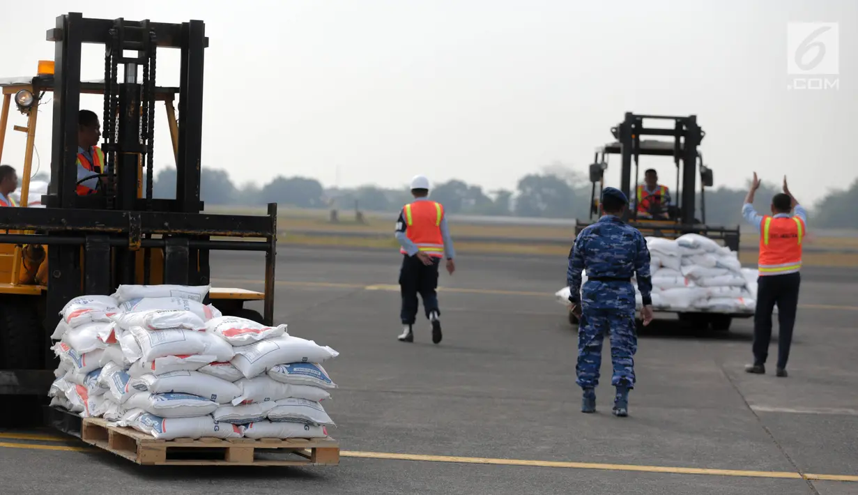Prajurit TNI AU memasukkan bantuan kemanusiaan Rohingya ke dalam pesawat Hercules di Lanud Halim Perdanakusuma, Jakarta, Rabu (13/9). Sebanyak 34 ton bantuan dikirim lewat empat pesawat Hercules ke Bangladesh untuk Rohingya. (Liputan6.com/Faizal Fanani)
