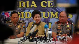 Menteri Kesehatan RI, Nila F Moeloek (tengah) memberikan keterangan pers di Posko Crisis Center di Mapolda Jawa Timur, Surabaya, Sabtu (3/1/2015). Kedatangan Nina Moeloek untuk mengucapkan bela sungkawa pada keluarga korban. (Liputan6.com/Johan Tallo)