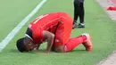 <p>Selebrasi gelandang Timnas Indonesia U-22, Fajar Fathur Rahman dengan melakukan sujud syukur setelah mencetak gol ketiga Timnas Indonesia U-22 ke gawang Filipina pada laga pertama Grup A SEA Games 2023 di Olympic Stadium, Phnom Penh, Kamboja, Sabtu (29/4/2023). (Bola.com/Abdul Aziz)</p>