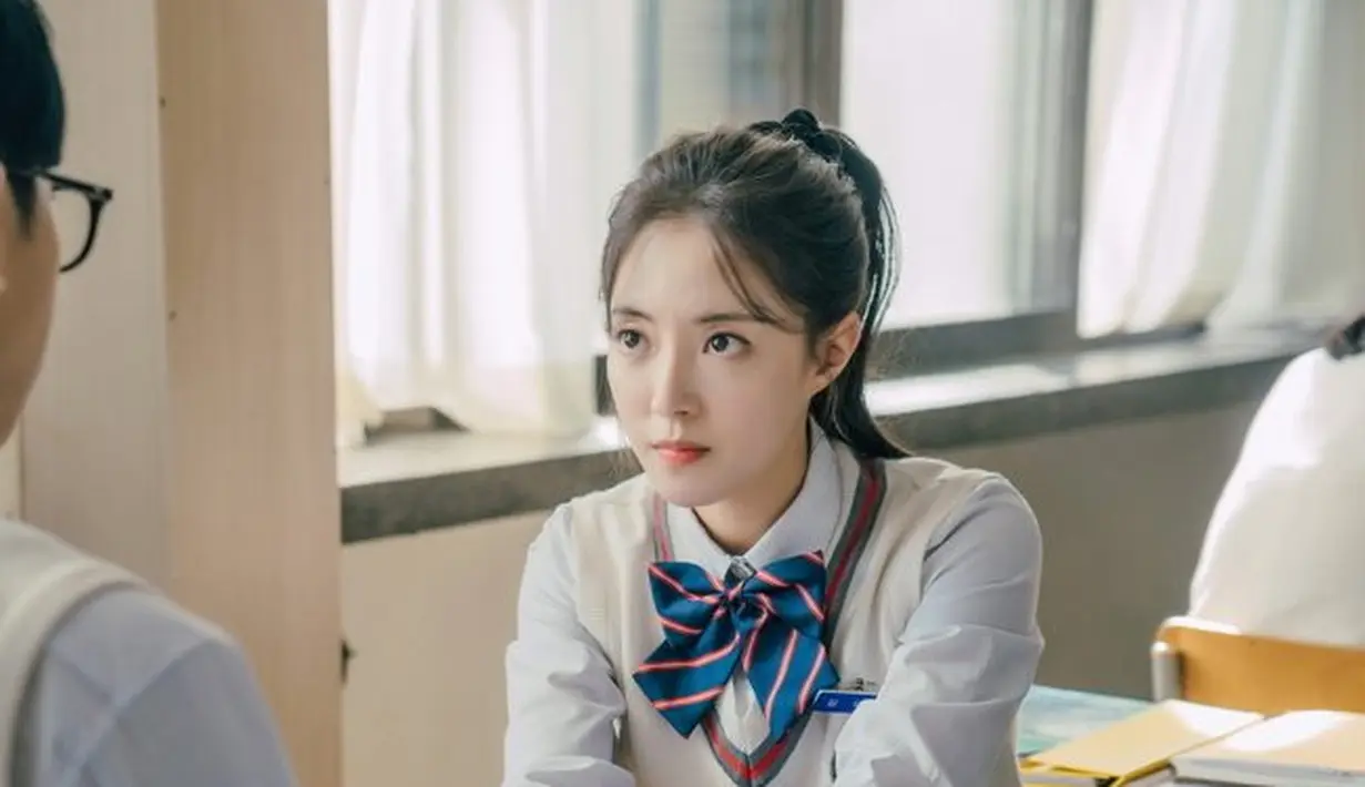 Dalam drama, Kim Yuri digambarkan sebagai siswa cerdas yang selalu meraih peringkat pertama. (Foto: Instagram/ thelawcafe_kbs)