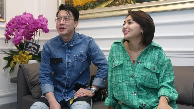 7 Potret Mesra Wika Salim dan Kekasih yang Jarang Tersorot
