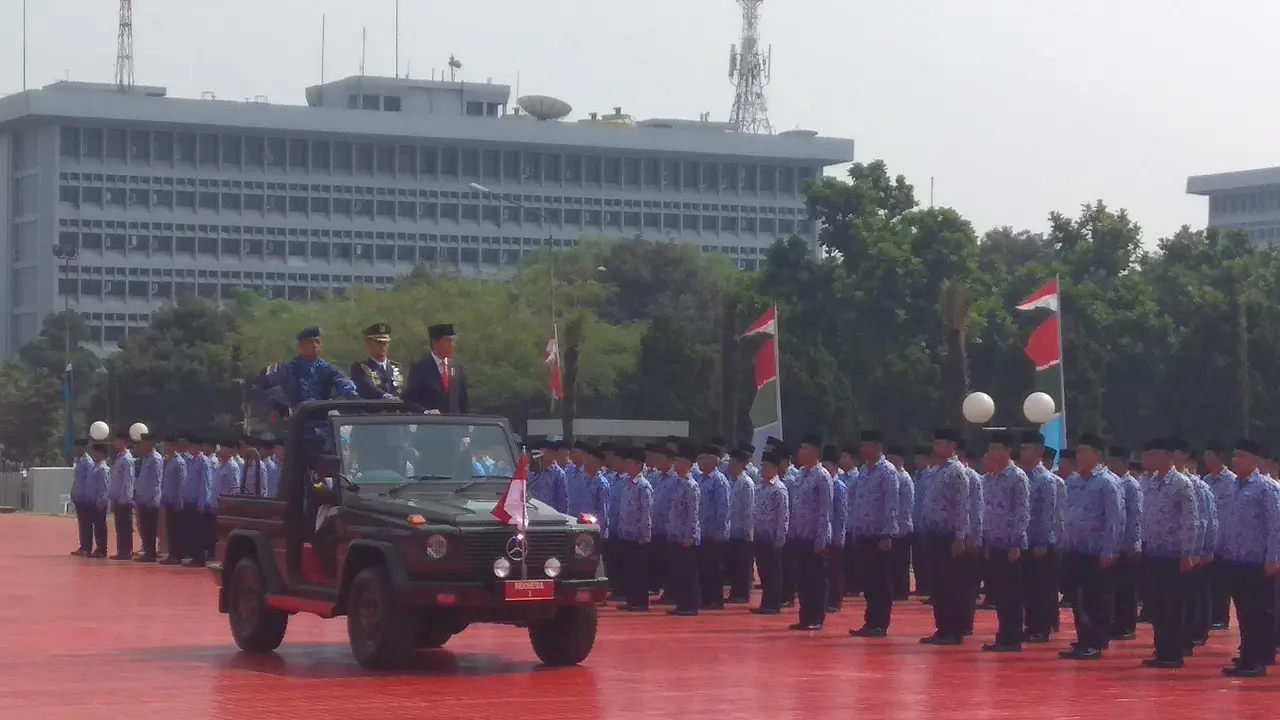 Naiki Mobil Jeep, Jokowi Cek Kesiapan Pasukan di HUT TNI