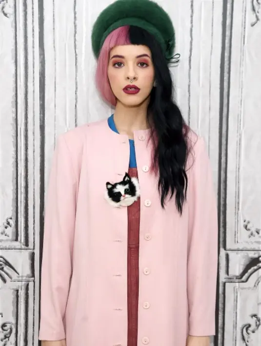 Dari pakaian yang serba warna pastel hingga rambut warna-warni yang nyentrik. [Foto: IG/melanie.martinez_].