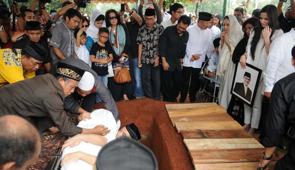 Pandangan Nia Ramadhani tak lepas dari jenazah ayahandanya di TPU Kampung Kandang, Jakarta Selatan (Liputan6.com/Rini Suhartini)