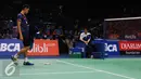 Pebulutangkis tunggal putra Indonesia, Jonatan Christie melihat ke lantai saat laga melawan pemain Taiwan, Hsu Jen Hao di babak penyisihan BCA Indonesia Open 2016, Istora Senayan Jakarta, Rabu (1/6/2016). (Liputan6.com/Helmi Fithriansyah)