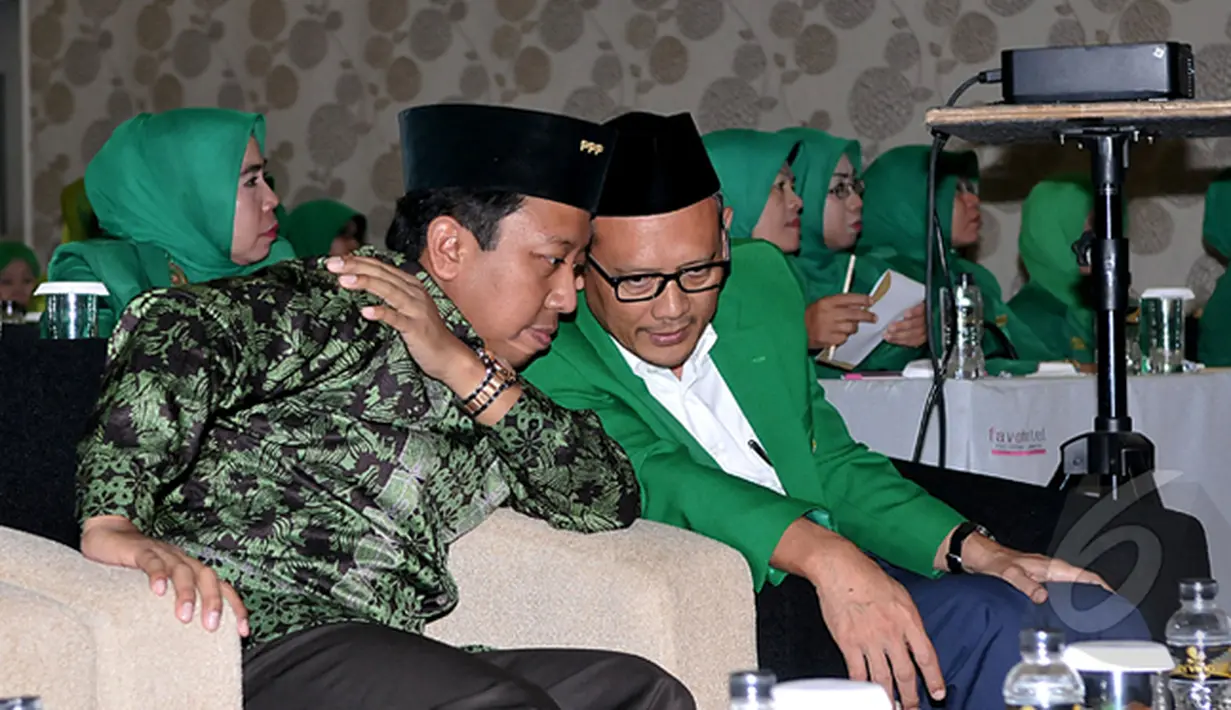 Romahurmuziy (kiri) berbincang dengan salah satu pengurus PPP DKI Jakarta, Senin (23/2/2015). Romahurmuziy yakin partai PPP akan menjadi peringkat nomer satu dalam pemilu yang akan datang. (Liputan6.com/JohanTallo)