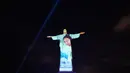 Patung Christ the Redeemer terlihat menyala untuk memberikan penghormatan kepada korban virus corona di Rio de Janeiro, Brasil, Rabu (1/7/2020). Covid-19 telah menewaskan sedikitnya 512.383 orang sejak pandemi itu muncul di China Desember 2019 lalu. (MAURO PIMENTEL / AFP)