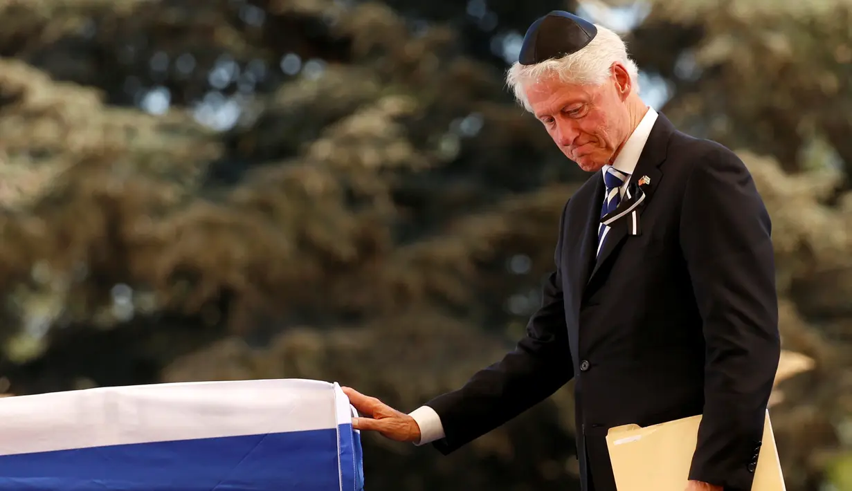 Mantan Presiden AS Bill Clinton menghadiri upacara pemakaman Shimon Peres di Gunung Herzl di Yerusalem Jumat (30/9). Peres meninggal dunia karena terkena stroke di usia 93 tahun. (REUTERS/Kevin Lamarque)