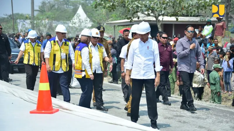 Presiden Jokowi meninjau progres pelaksanaan konstruksi ruas jalan Simpang Randu-Seputih Surabaya, yang berada di Kecamatan Rumbia, Kabupaten Lampung Tengah, Lampung, Jumat (27/10/2023)