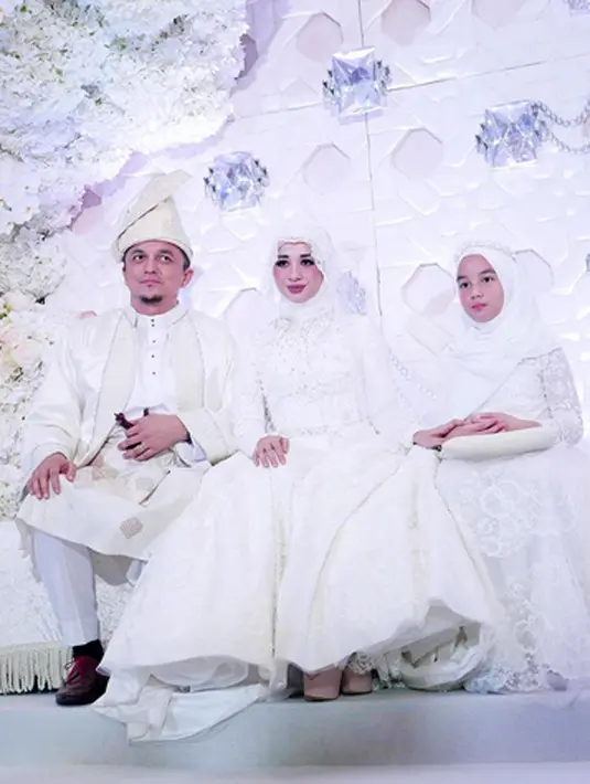 Laudya Cynthia Bella resmi melepas masa lajangnya dengan Engku Emran. Pernikahan Bella dan duda satu anak itu berlangsung di Kuala Lumpur Malaysia, negara asal suaminya. (Instagram/noradanish)