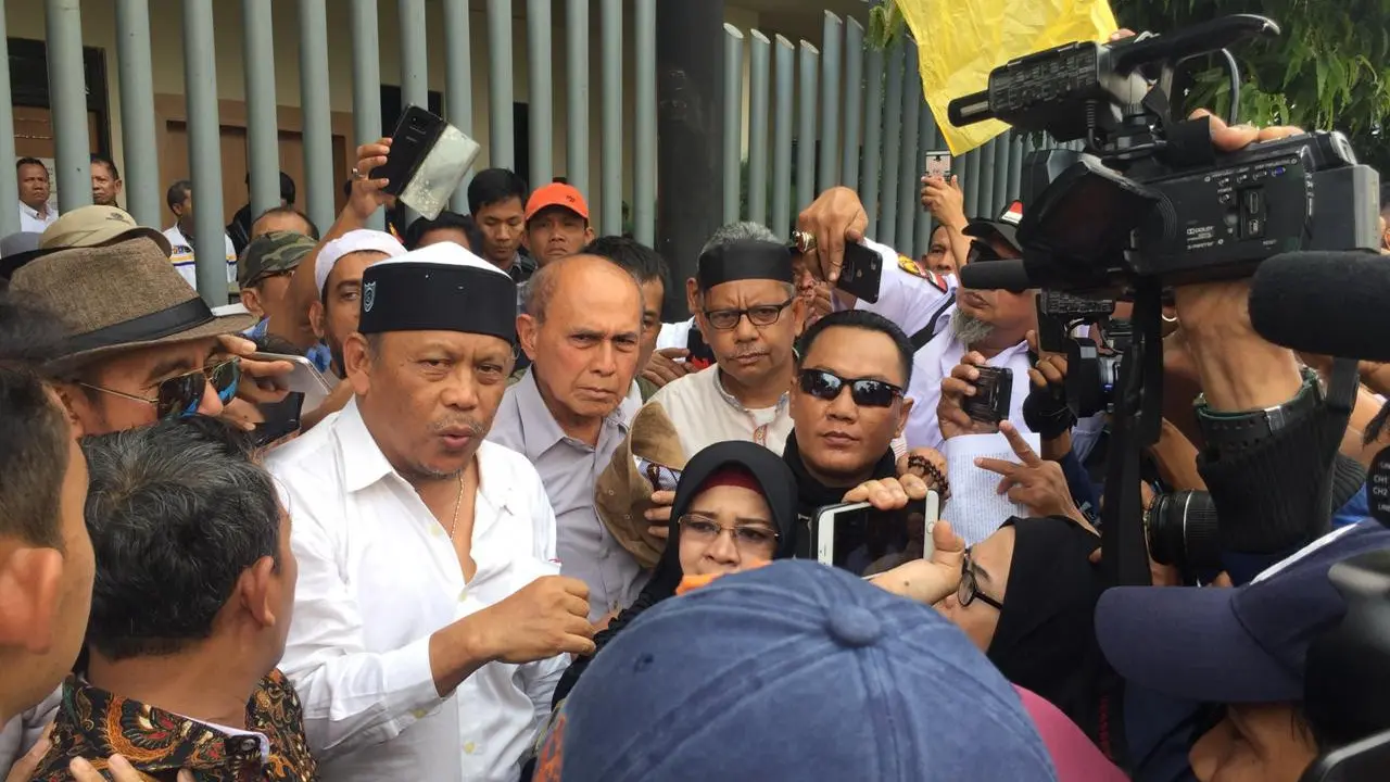 Eggi dan Kivlan Zen Gelar Aksi di Bawaslu