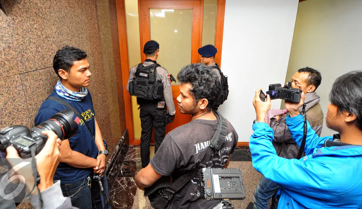 Sejumlah wartawan saat meliput pengeledahan kantor PT.Polytama propindo di Jakarta, Kamis (18/6/2015). Penyidik menggeledah kantor pendiri TPPI Honggo Wendratmo terkait korupsi penjualan kondensat dari SKK Migas kepada PT TPPI. (Liputan6.com/Yoppy Renato)