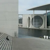 Seorang fotografer lebih memilih untuk memotret dengan cara yang 'salah' untuk menghindari keramaian. Kalau yang ini di Reichstag, Berlin! (Via: boredpanda.com)