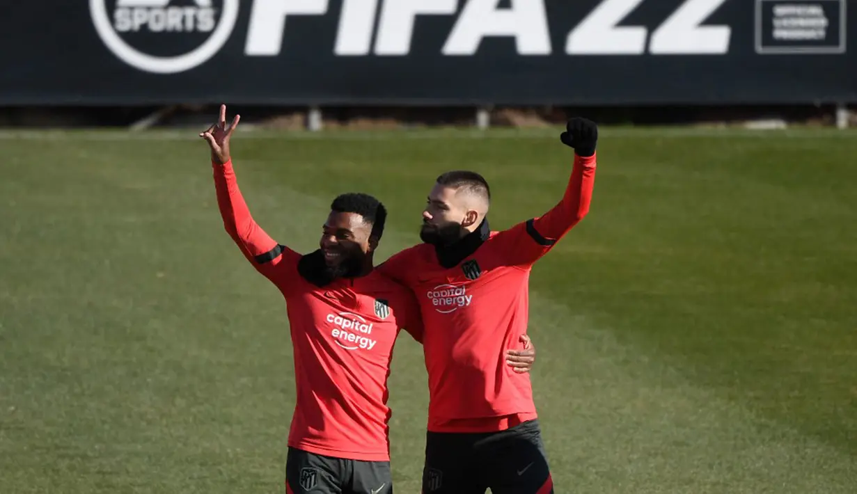 Pemain Atletico Madrid Thomas Lemar (kiri) dan Yannick Ferreira-Carrasco menghadiri sesi latihan jelang menghadapi FC Porto pada pertandingan Grup B Liga Champions di tempat latihan klub di Majadahonda, Spanyol, 6 Desember 2021. (PIERRE-PHILIPPE MARCOU/AFP)
