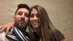 Leo Messi memiliki seorang istri cantik bernama Antonella Rocuzzo. Antonella merupakan cinta masa kecil Messi yang nyatanya kini menjadi belahan jiwa Messi. Hubungan rumah tangga keduanya selalu harmonis. (Liputan6.com/IG/leomessi)