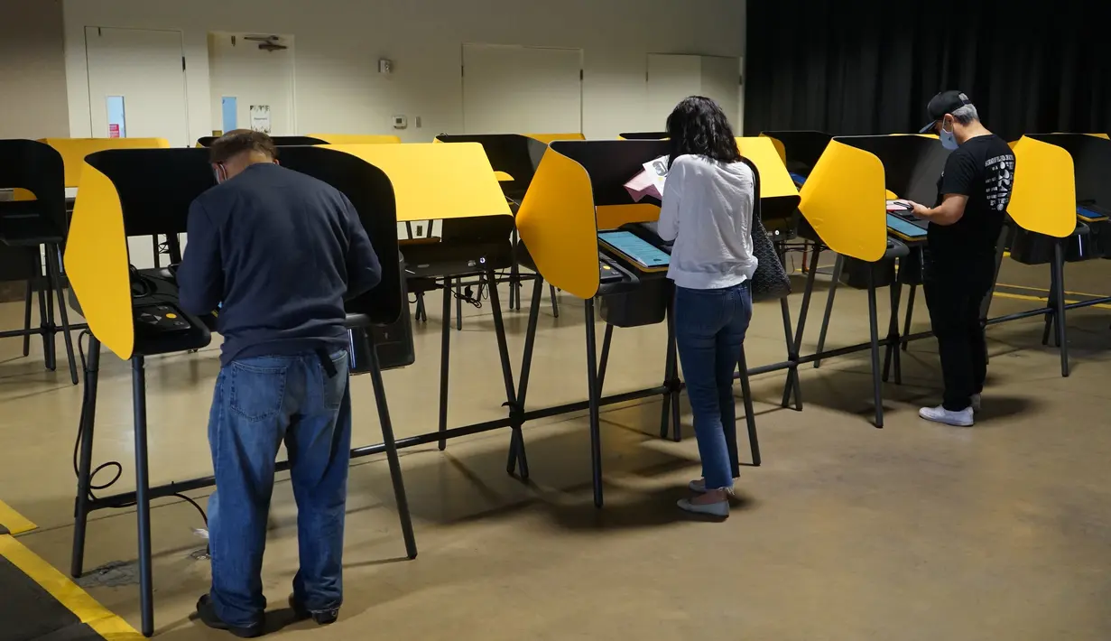 Para pemilih terlihat di tempat pemungutan suara di Arcadia, California, Amerika Serikat (AS), 3 November 2020. Pemungutan suara pada Hari Pemilihan berlangsung di seluruh AS di tengah pandemi COVID-19 yang berkecamuk dan perpecahan politik yang semakin dalam. (Xinhua/Zeng Hui)