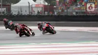 Pembalap Ducati Lenovo Team, Jack Miller (tengah) beradu kecepatan dengan Johann Zarco (Pramac Racing) di lintasan Pertamina Mandalika International Street Sirkuit, Nusa Tenggara Barat, Minggu (20/3/2022). (Liputan6.com/Helmi Fithriansyah)