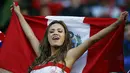 Pesona kecantikan wanita suporter Peru. (REUTERS/Ricardo Moraes)