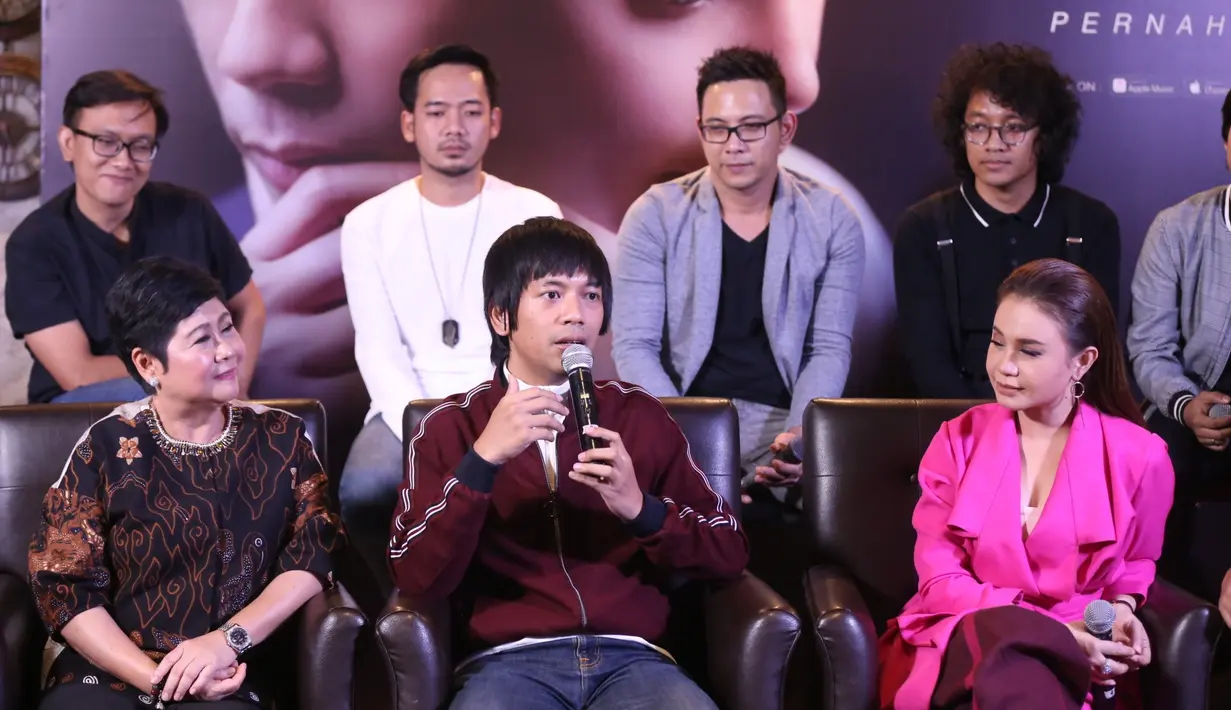 D'Masiv jumpa pers merilis single terbaru hasil kolaborasi dengan Rossa dan David Noah di Patio Venue and Dining, Jalan Wijaya, Jakarta Selatan, Senin (5/2/2018). (Nurwahyunan/Bintang.com)