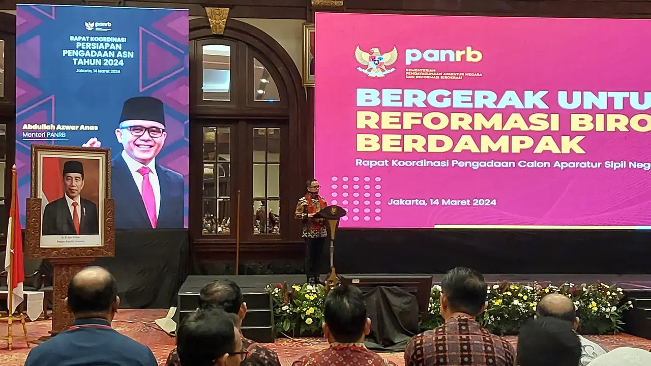 Menteri Pendayagunaan Aparatur Negara dan Reformasi Birokrasi (PAN RB) Abdullah Azwar Anas dalam Rapat Koordinasi Nasional Persiapan Pengadaan ASN 2024, di Hotel Bidakara, Jakarta, Kamis (14/3/2024). (Arief/Liputan6.com)