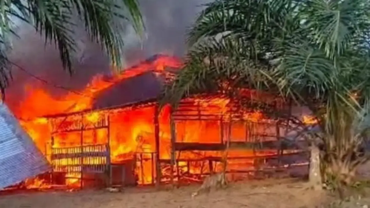 Warung remang-remang di Kabupaten Rokan Hulu yang dibakar emak-emak karena menyediakan wanita penghibur dan menjual tuak.