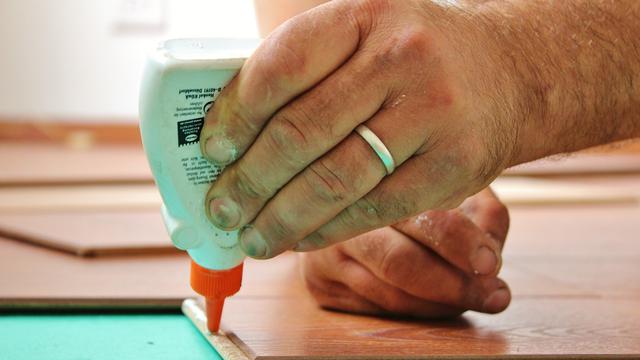Cara menghilangkan bekas lem power glue