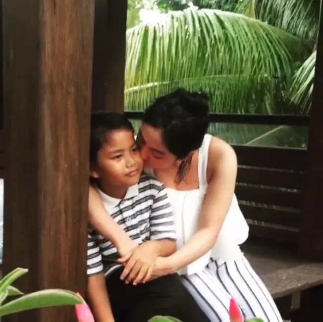 Dewi Perssik dan anaknya, Gabriel. (Instagram - @dewiperssik16)