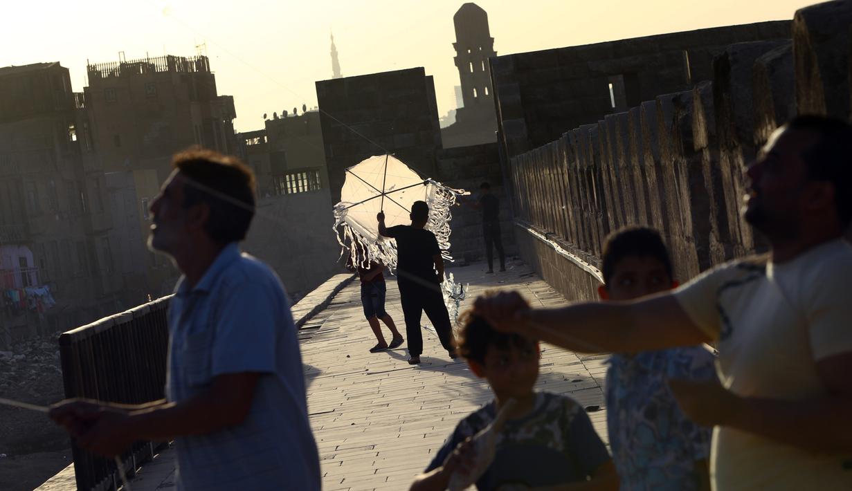 Sejumlah orang menerbangkan layang-layang di atap sebuah gedung selama masa pandemi COVID-19 di Kairo, Mesir, pada Senin (11/5/2020). Mesir mencatatkan peningkatan harian sebanyak 346 kasus infeksi COVID-19, menambah jumlah kasus terkonfirmasi di negara itu menjadi 9.746. (Xinhua/Ahmed Gomaa)