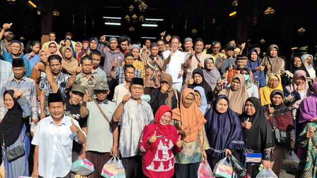 Senyum dan Harapan dari Para Penerima Santunan