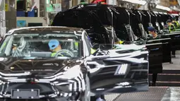 Para karyawan bekerja di Gigafactory Tesla, Shanghai, China, 20 November 2020. (Xinhua/Ding Ting)