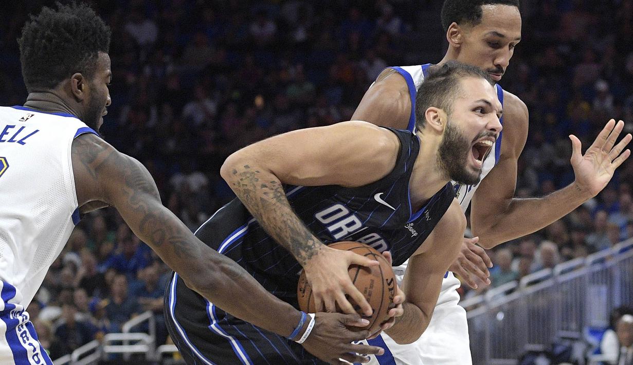 Pebasket Orlando Magic, Evan Fournier, berusaha melewati pebasket Golden State Warriors pada laga NBA di Stadion Amway Center, Sabtu (2/12/2017). Warriors menang 133-113 atas Magic. (AP/Phelan M. Ebenhack)