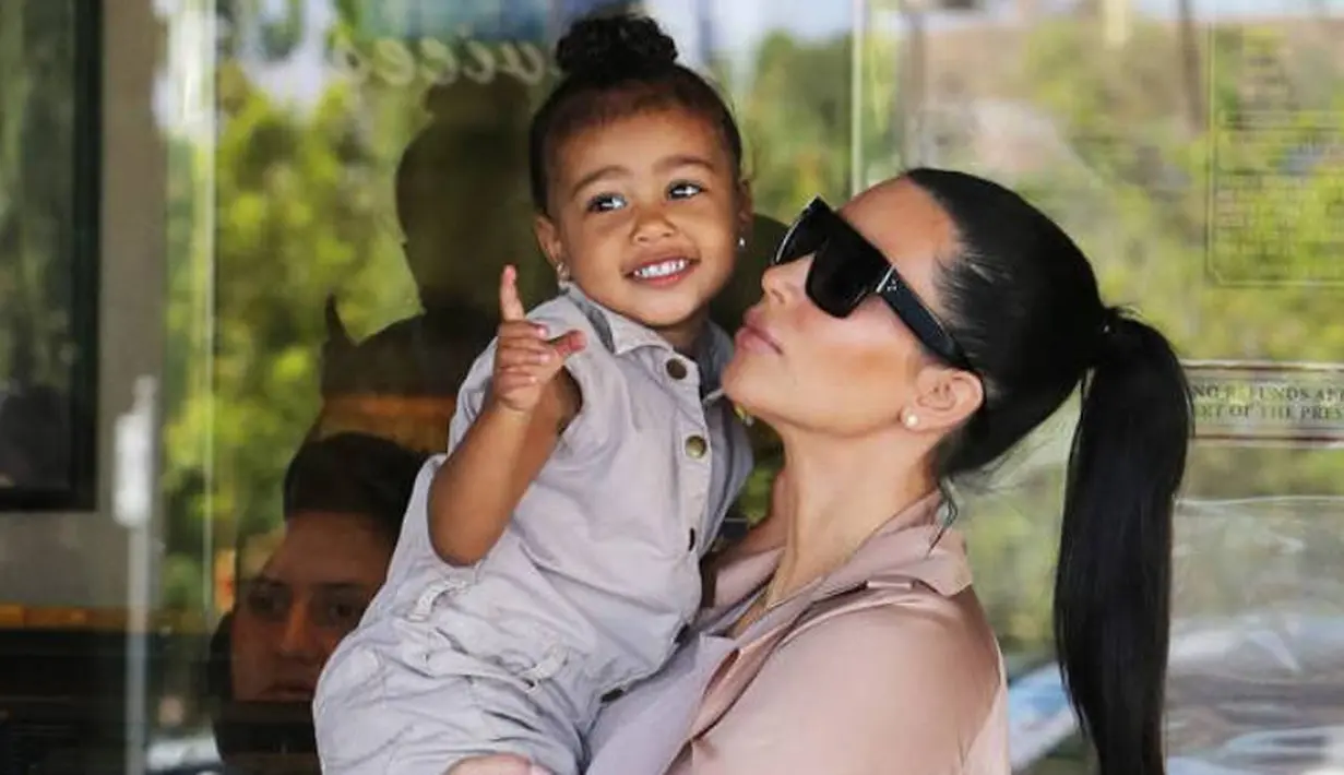 Dengan jumper berwarna khaki dan sneakers putih, North West menggemaskan banget ya! (Dunkin D/WCP/FAMEFLYNET PICTURES/E! News)