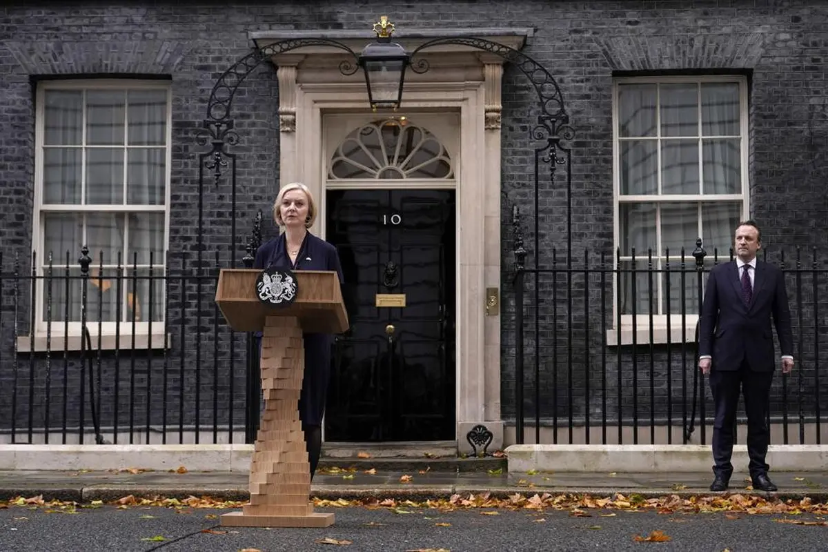 Perdana Menteri Inggris Liz Truss berbicara kepada media di Downing Street di London, Kamis, 20 Oktober 2022. Ia mengundurkan diri sebagai pemimpin Partai Konservatif Inggris. (Foto AP/Alberto Pezzali)