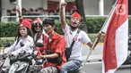 Warga membawa atribut Merah Putih saat melakukan pawai Hari Kemerdekaan ke-77 Republik Indonesia (RI) di Jakarta, Rabu (17/8/2022). Pawai tersebut digelar dalam rangka merayakan Hari Kemerdekaan setelah perayaan sempat ditiadakan selama dua tahun akibat pandemi Covid-19. (merdeka.com/Iqbal S Nugroho)